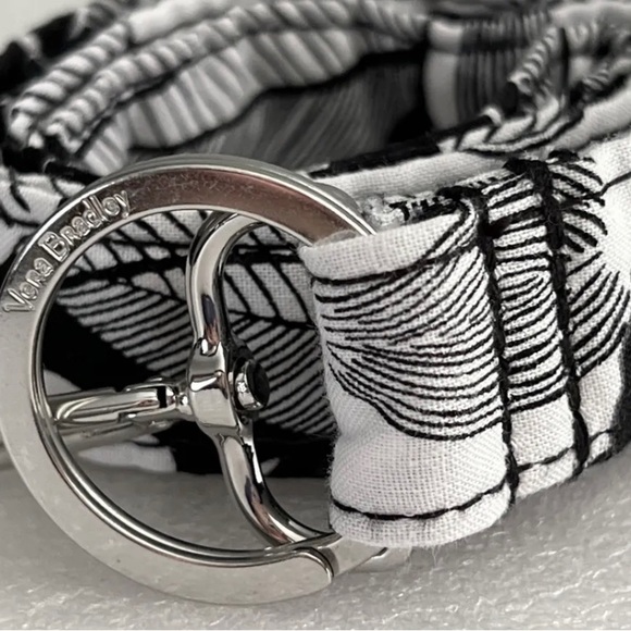 BNWT VERA BRADLEY WIDE LANYARD BEDFORD BLOOMS BLACK & WHITE PRINT HOLDER - Picture 2 of 6